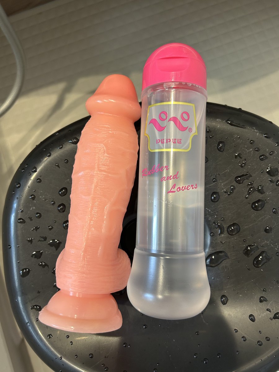 YTladyboy's tweet photo. チャレンジ…！多分無理だけど(入れるのは右) https://t.co/u1AbbKYwgN