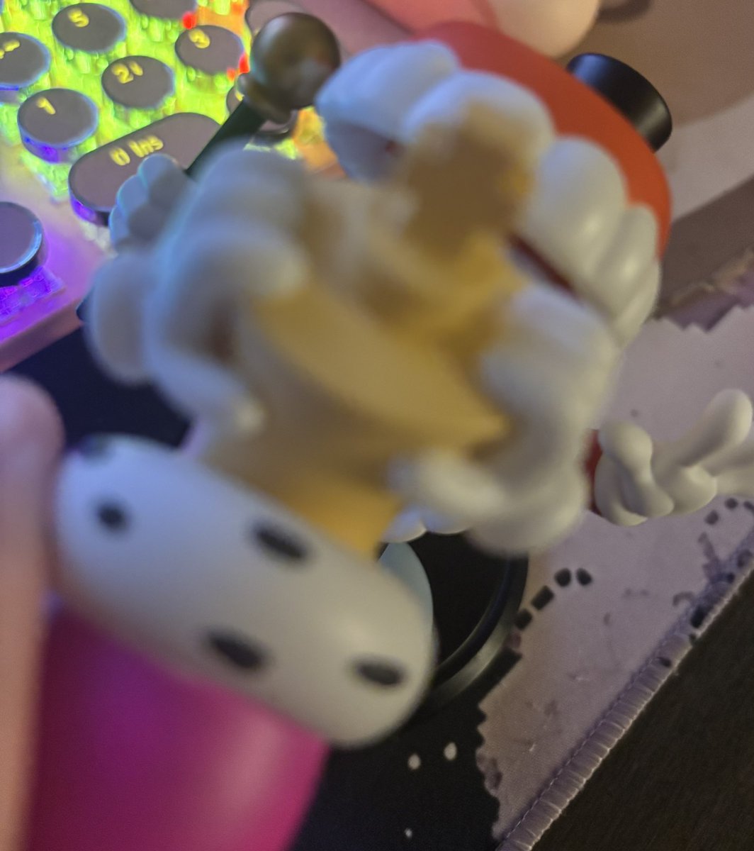 CaineSpaceVA's tweet photo. i got the figures. i finally made them kiss guys #royalteeth / #kingleader https://t.co/9Velzxzb8S
