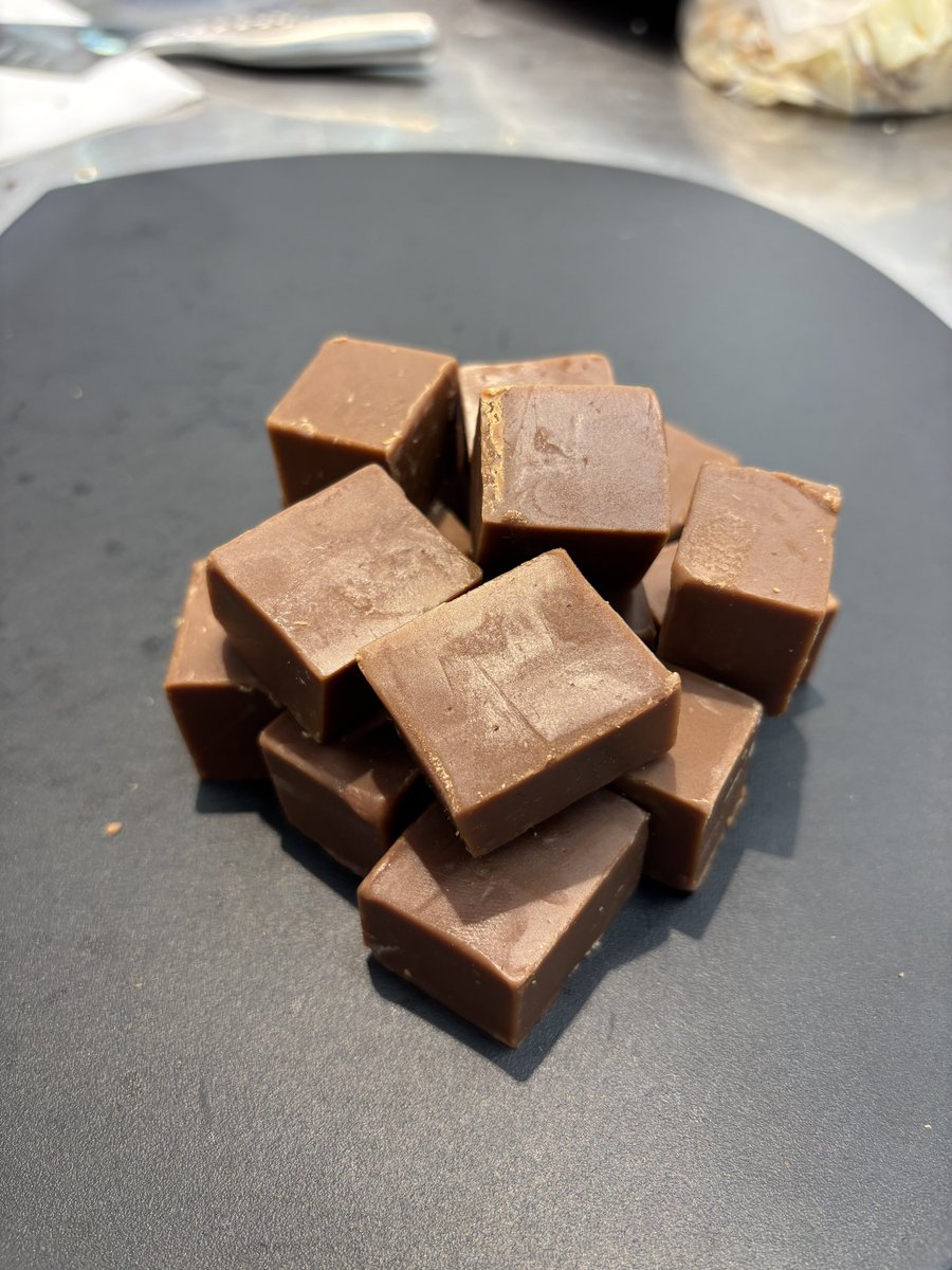aswotbuttermilk's tweet photo. 日本橋三越英国展1日目🇬🇧

実は今回で販売終了予定のファッジがあります🤔

•チョコレート
〜日本に初輸入した時から大人気だったフレーバー。まさかの今回で終了予定です😭

•サンダー&amp;ライトニング
〜今年限定のフレーバー！今催事で終了予定です🤔2層になった可愛いファッジ

最後にお試しあれ🐮 https://t.co/BchgNmqTRj