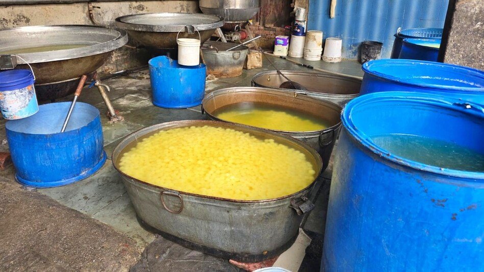 aajtak's tweet photo. संभल में नकली रसगुल्ला फैक्ट्रियों पर प्रशासन का चाबुक: ग्राम प्रधान के घर से 4500 KG माल जब्त, मेरठ लैब भेजे गए सैंपल 

यूपी के संभल में प्रशासन और खाद्य विभाग की संयुक्त टीम ने नकली रसगुल्ला बनाने वाली फैक्ट्रियों पर बड़ी छापेमारी की है. ग्राम प्रधान के घर से 4500 किलो रसगुल्ले जब्त किए गए हैं. दूध खरीद का हिसाब न मिलने पर सैंपल लेकर विशेष मैसेंजर से मेरठ लैब भेजे गए हैं.

पूरी खबर : https://t.co/SFkAE6yhta

#Sambhal #UttarPradesh #UPNews #FoodSafety
