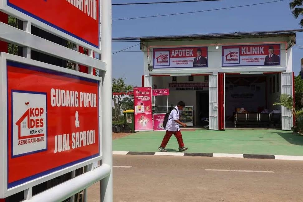 NakesPuskesmas's tweet photo. Masih penasaran konsep klinik dan apotek kopdes ini bakalan gimana yah?

Cari-cari referensi, standar teknis dan panduan operasionalnya belum ada loh. Tapi udah ada jg yg beredar tentang rekrutmen tenaganya. Gak tahu ada huhungannya atau tdk, tapi minggu lalu babinsa minta data puskesmas tentang jumlah ketenagaan.

Tapi yang hampir pasti sih, Klinik ini dapat berbentuk Praktek Mandiri atau Klinik Pratama dan akan menggantikan Puskesmas Pembantu (sedih).

Dan tahu apa yang lebih sedih lagi, katanya bakalan ada penyederhanaan dan kemudahan regulasi khusus terkait perizinan klinik dan apotek kopdes yang selama ini ketat guna menjaga kualitas layanan.

Bau-baunya dapat "karpet merah" lagi ini program anak kandung 😌