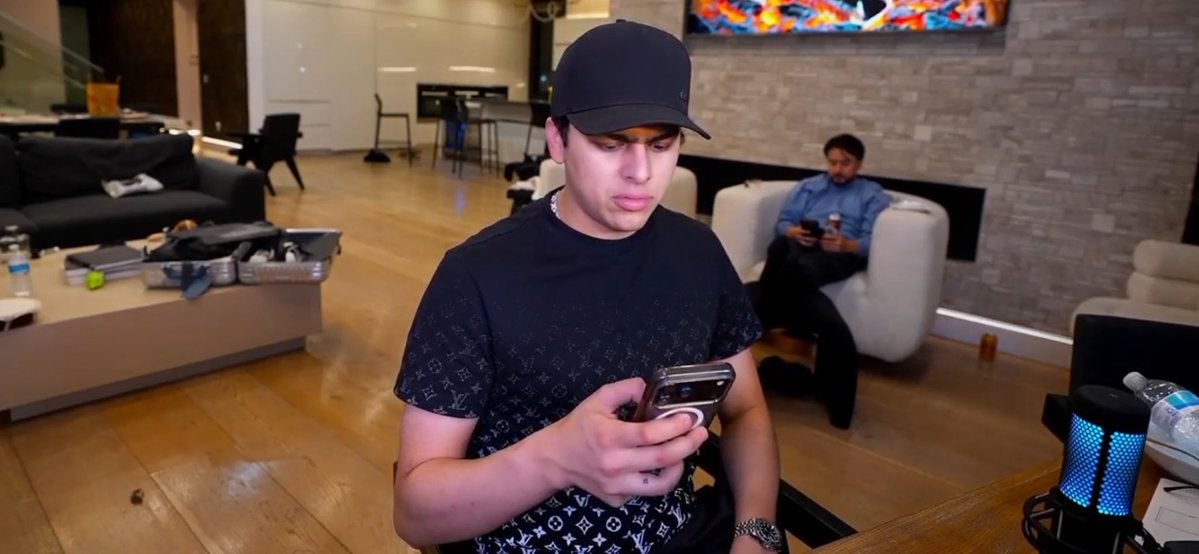 Vale_przz's tweet photo. Kick ya súbele el sueldo a mi lider, ya se le está despintando su camisa 😔 https://t.co/NYcZT6nodR