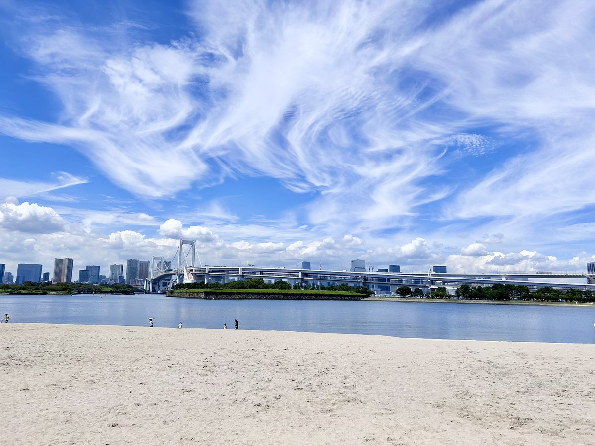 putyumaru's tweet photo. 今日もお仕事でお台場にいるー！
天気いいから海と空がめっちゃ綺麗🌈
海入りたい！ https://t.co/B2uoEPsclq