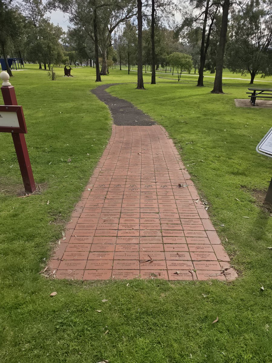 AunzRailfan's tweet photo. オーストラリア旅行でカウラまで来たら「カウラ平和の道」も訪問。
第二次世界大戦中の1944年、カウラでは日本人捕虜集団脱走事件が発生。200名以上の日本人が亡くなりました。
その歴史を伝えるPOW収容所跡から、桜並木のSakura Avenue、日本庭園、戦争墓地などを結ぶ「平和の道」が整備されました。 https://t.co/swe2ZHCQbb