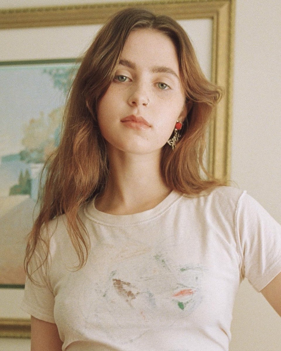 PopCrave's tweet photo. Happy 28th birthday to the talented Clairo. https://t.co/fSfvSDxs6V