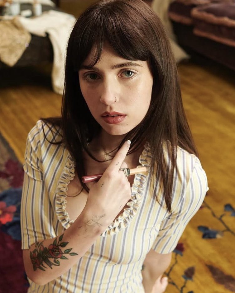 PopCrave's tweet photo. Happy 28th birthday to the talented Clairo. https://t.co/fSfvSDxs6V