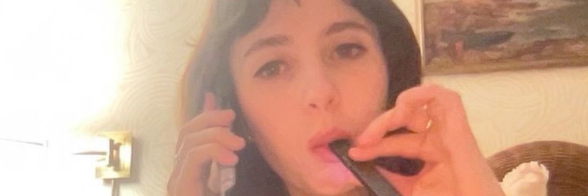 clairosvape1's tweet photo. happy bday clairo i really enjoy being your vape🩷 https://t.co/s7tsgKC1YX