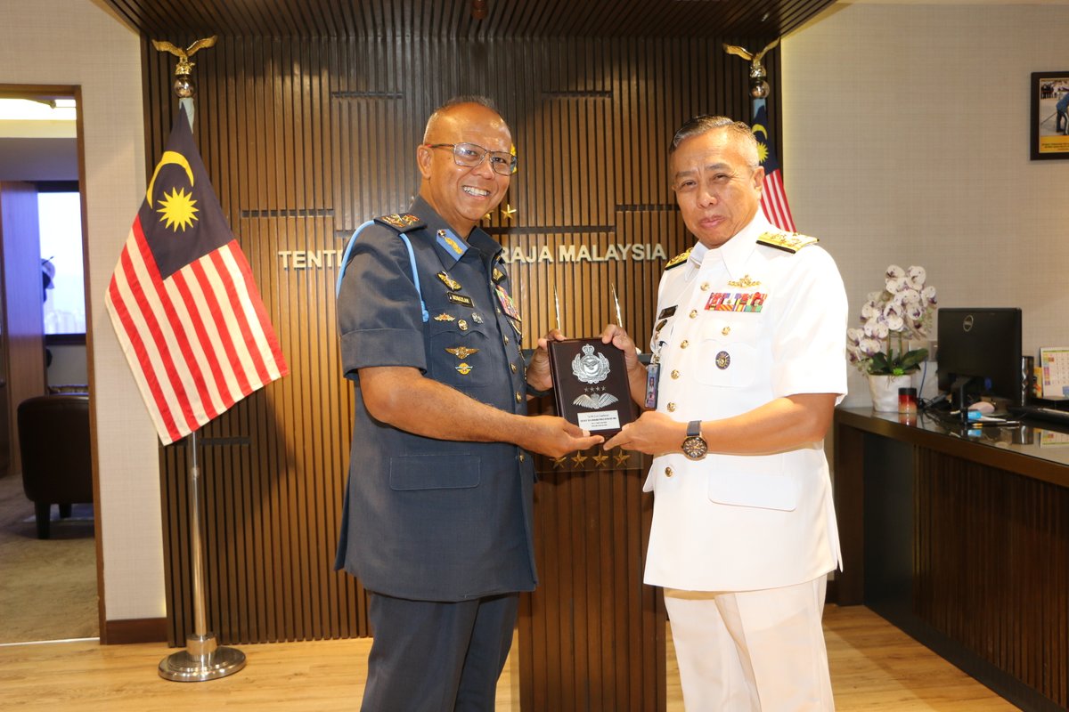 MiDAS_Malaysia's tweet photo. Laksamana Madya Datuk Yusne bin Hj Mokhtar telah mengadakan kunjungan hormat kepada Panglima Tentera Udara (PTU).

https://t.co/6MpXTAjJX9 https://t.co/KRKNK53Dm2