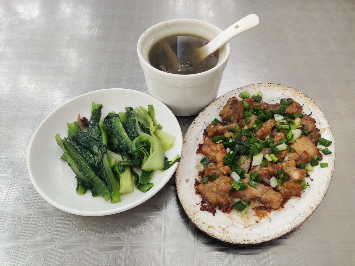 qweasdza's tweet photo. 深夜的胃，总惦念一碗暖汤——刚焖好的玉米排骨汤，飘着蒜叶香，等晚归的人来，就一口热乎的。， https://t.co/Txr1bBXDNU
