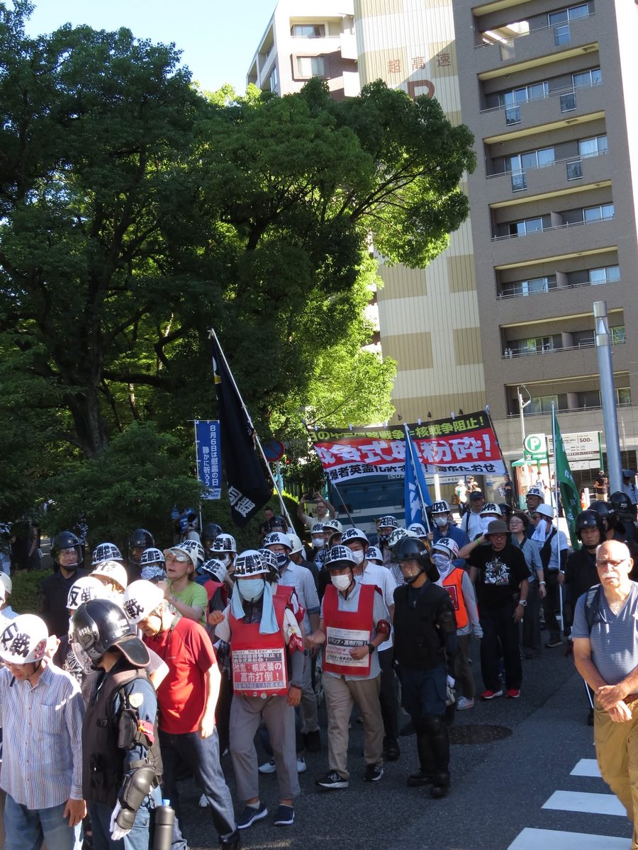 sizukana86's tweet photo. 【8/6振り返り⑱】
多くの幟がはためく中、街頭を練り歩くデモ行進。
慰霊の日というよりも、政治活動の場と化している実態があります。
#静かな8月6日を願う広島市民の会 #広島 #慰霊の日 https://t.co/swCjSh2dDb