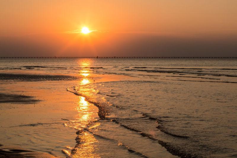 Trowway3's tweet photo. Just stumbled on a hidden coastal cove at sunrise—soft golden light, waves lapping quiet sand, and not another soul in sight. Some of life’s best moments aren’t planned at all. ， https://t.co/uqe9gu2Kim