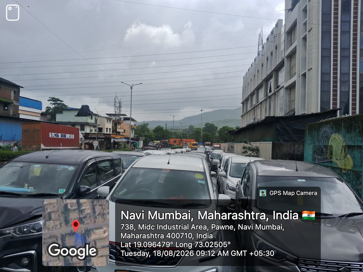 VishnuBure's tweet photo. नवी मुंबई कोपरखैरणे MIDC परिसरातील सुजुकी सर्व्हिस सेंटरसमोर मुख्य रस्त्यावर लाईनमध्ये वाहन पार्किंग केली जात आहे. त्यामुळे वाहतूक कोंडी, अपघाताचा धोका आणि नागरिकांना मोठा त्रास सहन करावा लागत आहे. या संदर्भात वाहतूक विभाग व RTO कार्यालयात अनेकदा निवेदन देऊनही https://t.co/I842Xhxswl