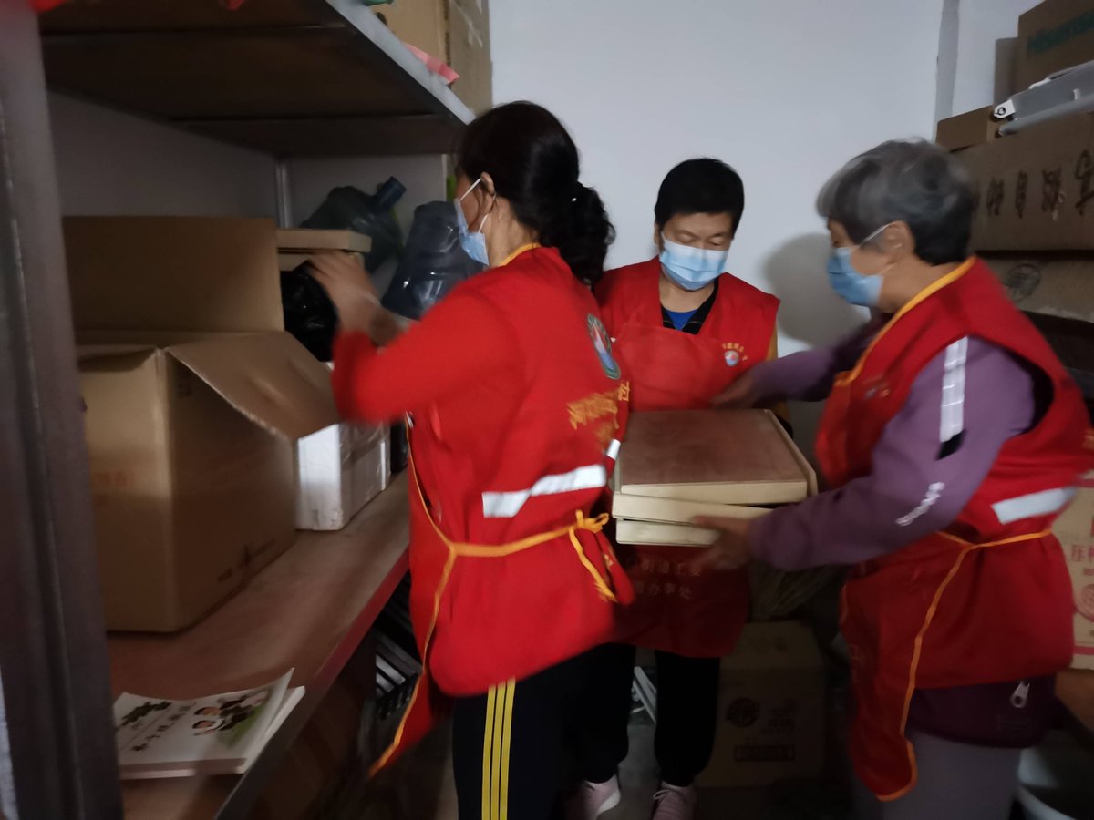 aleulavale's tweet photo. Just finished a 3-day food drive volunteer shift with the local community—packed 200+ meal boxes for families in need. Small acts add up. #VolunteerLife https://t.co/bExs6ITtNl