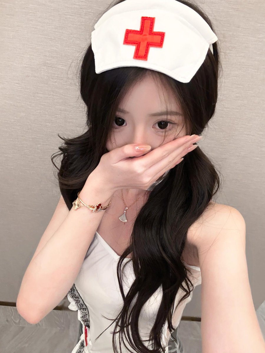 JuneManley4's tweet photo. 下午好呀，新人刚玩X！
今天是扮演护士小姐姐的一天哦！
刚拍的18岁照片有人锐评吗？…🥰 https://t.co/7Vvcy7IWPu