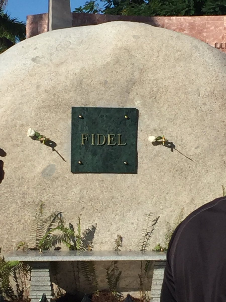 FAREWELL55's tweet photo. Presente para la historia en su tumba, día del funeral de Fidel, 2016, cementerio Santa Ifigenia, Santiago de Cuba. “Toda la gloria del mundo cabe en un grano de maíz”. https://t.co/dMqgEMpEY3