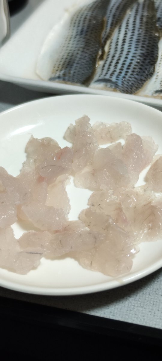itatch_oyaji's tweet photo. ベラは刺身と素揚げと骨せんべい
ギンポは素揚げ
ベラの刺身はポテンシャルを感じて結構あり
素揚げは淡白で物足りない
ギンポは小さかったからか前に食べたフサギンポより味が薄かったけど美味しかった
身が残っちゃたからギンポも骨せんべいにすればよかった
捨ててから気づいたスマヌ(🙇‍♂️ https://t.co/ngaiqU9aZl