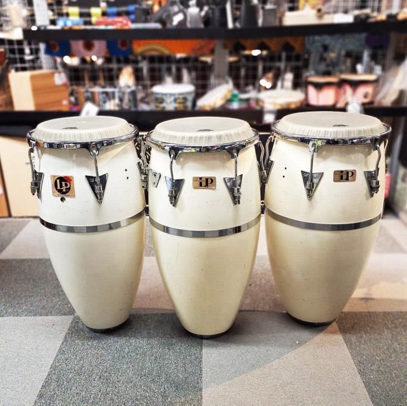 drumstation_akb's tweet photo. 【特選中古情報】
世界のプロフェッショナルが絶賛するLP社製コンガ、USEDで入荷しております！
こちらPATATOモデル、ファイバーグラス製のシェルにREMOニュースキンヘッドと、湿気や環境に左右されない最強仕様になっております！
湿度の高い日本でも安定して演奏出来ます👍♬
おすすめです♬ https://t.co/eRa1jxTlJ5