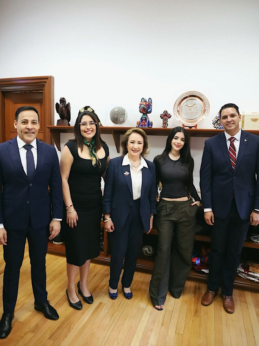 kachoman1's tweet photo. ‼️LA SCJN YA SE HABIA CONVERTIDO EN UN MERCADO Y AHORA LO USAN PARA FOTOS DE INSTAGRAM, NO PNCHS MMS‼️

Tenía que ser el Ministro Chicharrón @AristidesRodri y la Ministra Pirata @YasminEsquivel_ ahora usan la SCJN como estudio de fotos... No conformes de convertirlo en un Mercado y un circo 🎪 😒 pero que esperábamos de estos Mecos, que llegaron a base de un Acordeón...