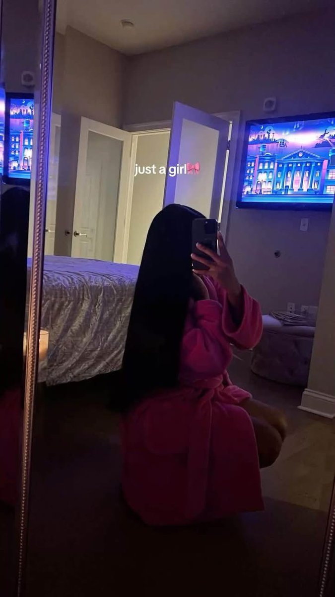 layxsnv's tweet photo. I’m such a robe girly I hate wearing clothes at home😩😌 https://t.co/3G4rchLdYp