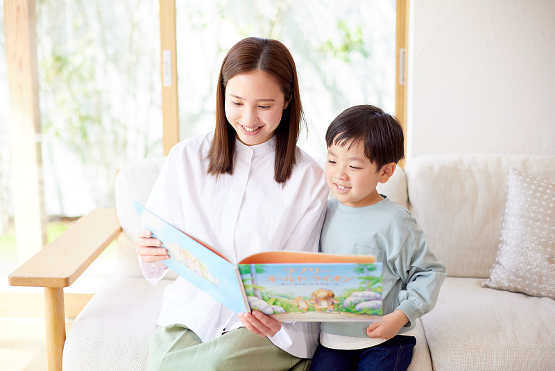reef_xxD's tweet photo. Story time with my little buddy! We’re giggling over silly picture books and turning every page into a tiny adventure  #ParentKidFun https://t.co/R45mXMKbN4