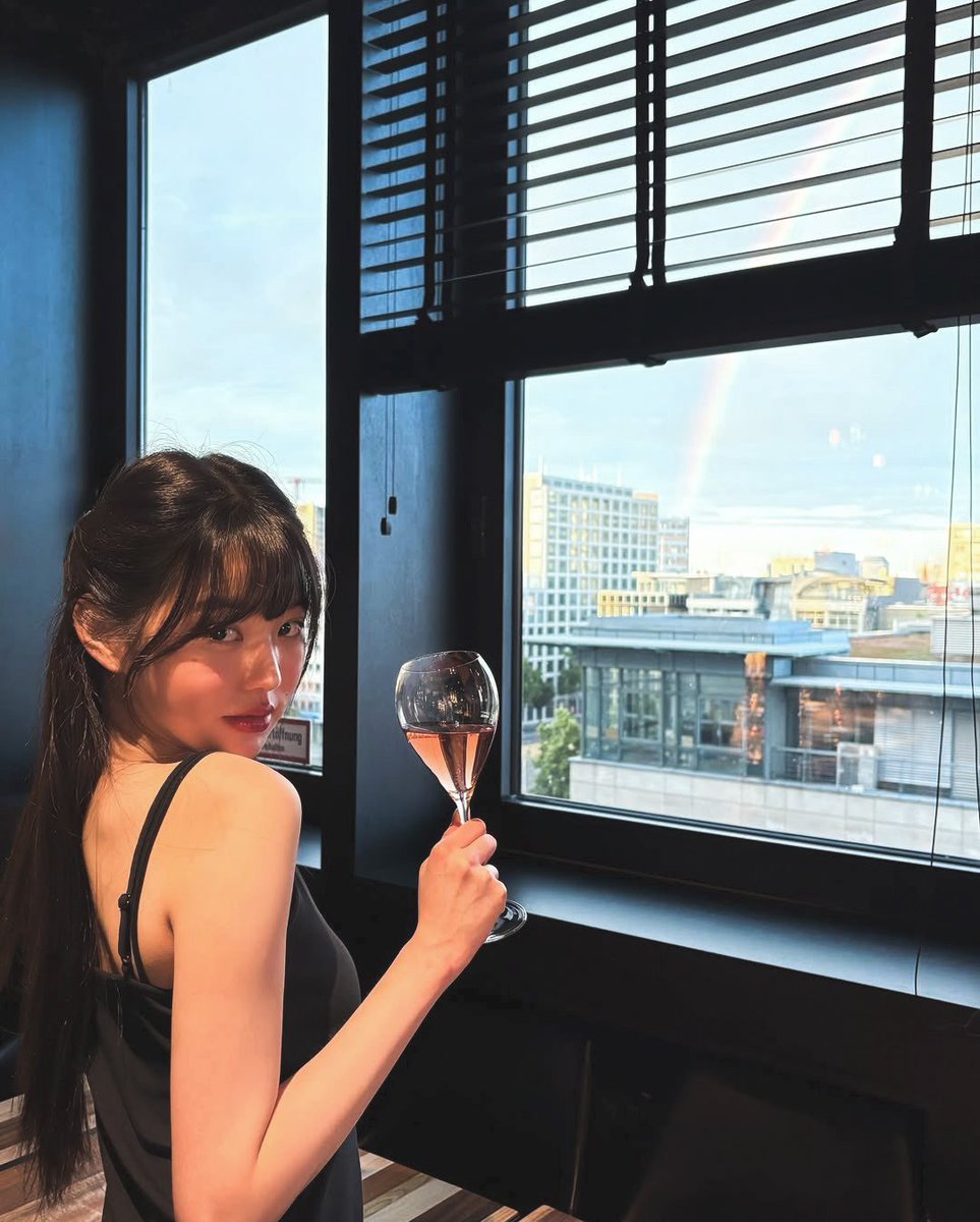 warnsyu's tweet photo. “Rosé colored glasses.” https://t.co/KOIfg5paZK