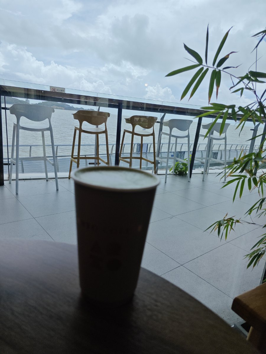 hmuyang82's tweet photo. Sunny autumn morning + warm latte = perfect start to the weekend ， https://t.co/P9QfR0mJRR