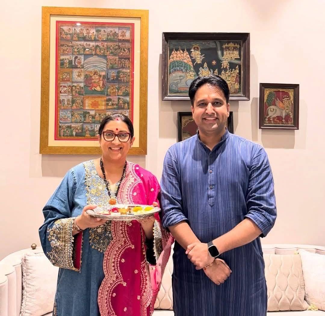 Rohit_Chahal's tweet photo. बड़ी बहन आदरणीय दीदी श्रीमती @smritiirani जी को  भारतीय जनता पार्टी का राष्ट्रीय महामंत्री बनने पर हार्दिक बधाई एवं शुभकामना।

संगठन निर्माण, कार्यकर्ताओं के मार्गदर्शन और राष्ट्रहित के प्रति आपका समर्पण सदैव प्रेरणादायी रहा है। पूर्ण विश्वास है कि आपके ���ुशल नेतृत्व एवं दूरदर्शी संगठन कौशल से भारतीय जनता पार्टी नए कीर्तिमान स्थापित करेगी।

ईश्वर से आपके उत्तम स्वास्थ्य, दीर्घायु एवं सफल कार्यकाल की मंगलकामना करता हूँ। 🙏🙏