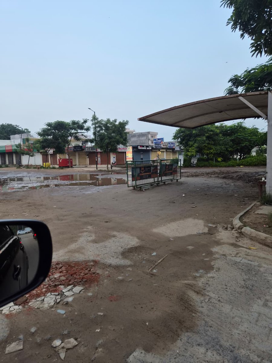 krohit2001's tweet photo. The impending GMDA drainage work in front of the Emaar palm hills society commercial shops, sector 77 will completely block primary entry and exit. Because the alternate access road near the liquor shop is impassable due to large potholes. @OfficialGMDA @cmohry @MCManesar https://t.co/ceYBhKV5AG