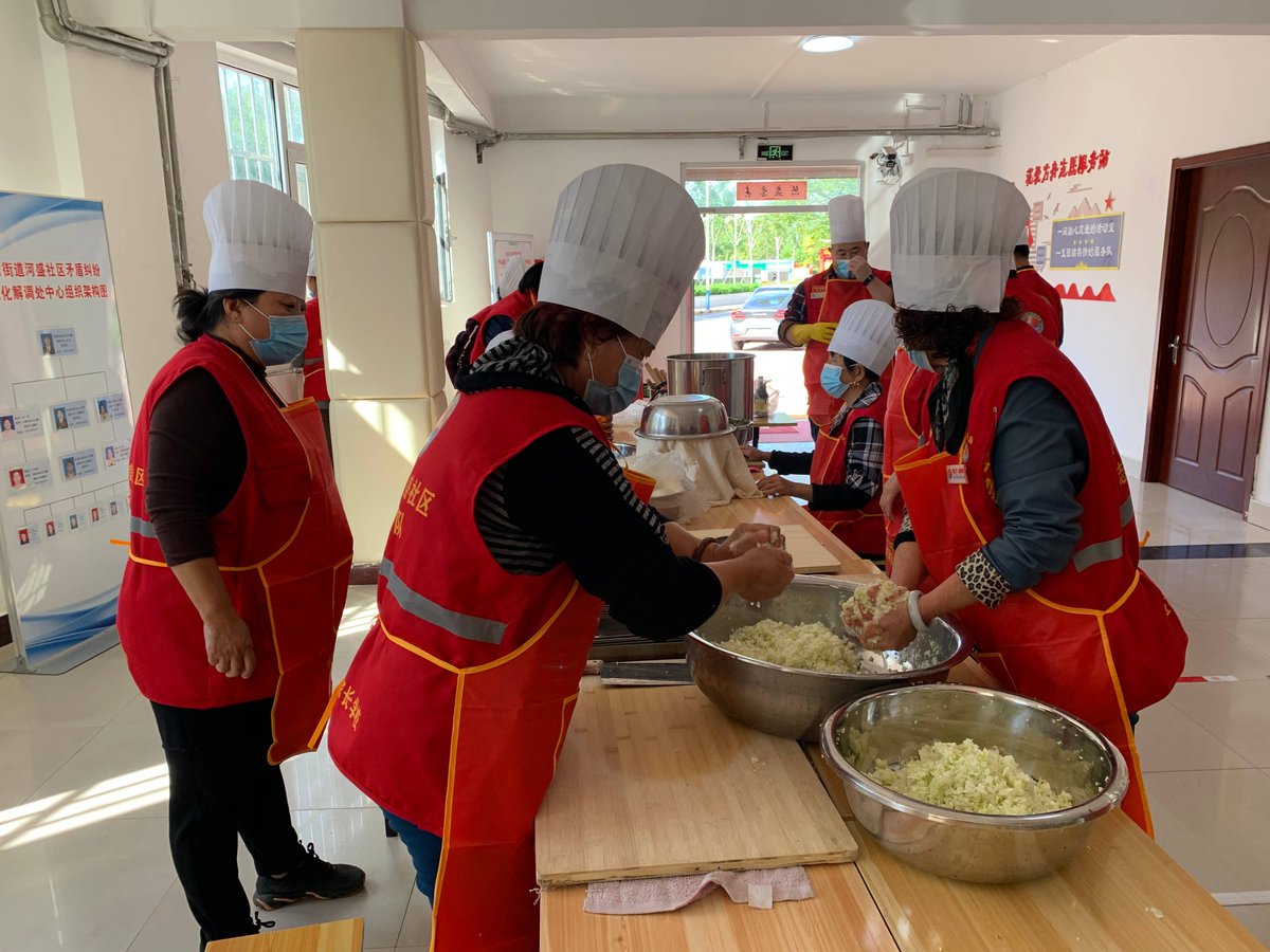 AzerRahul's tweet photo. Spent the weekend at the community food bank sorting u0026 packing meals for local families in need. Small acts add up  #VolunteerLove https://t.co/dHTMmVLP62