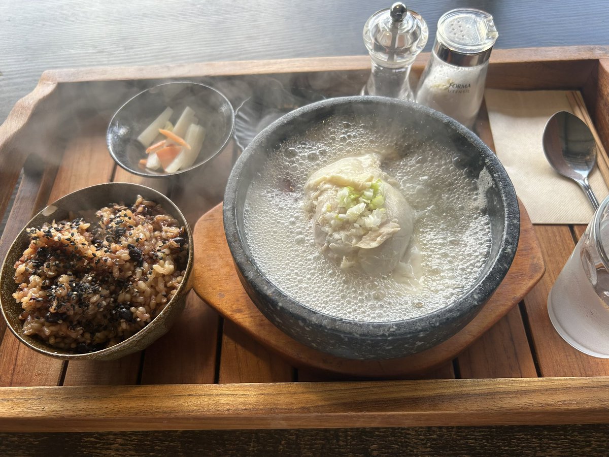 ao_0101_Chartos's tweet photo. お昼ご飯は山の中でランチ🍽

参鶏湯🐓
グツグツの参鶏湯はホロホロお肉で下にもち米がある、ご飯は酵素玄米っていうおこわみたいでどちらも美味しい(*´༥`*)ｳﾏｳﾏ

普段食べないから比べられないけど日本一美味しい参鶏湯で有名✨️

自然の中で食べるからより美味しいよね😊 https://t.co/eKxVosLDyj