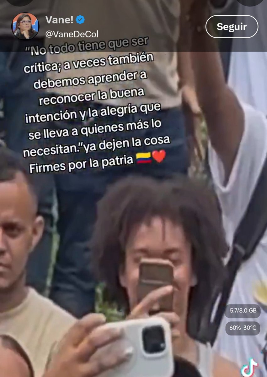 CassiusCIayX's tweet photo. Pero hubieran hecho mejor el montaje.  En el mismo video se ve como le aparecen y le desaparecen las cámaras. https://t.co/jmsFcxaHh2