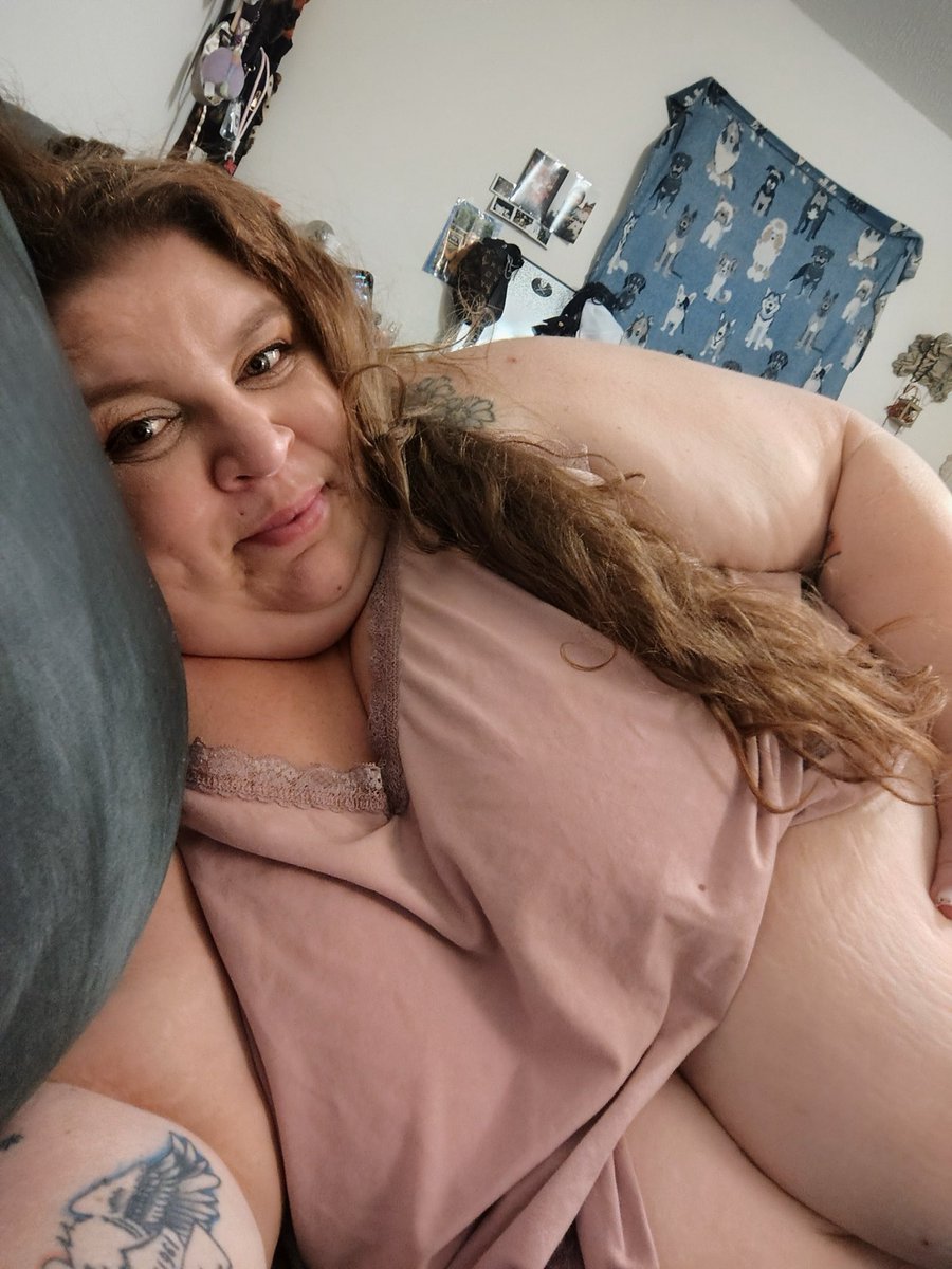Beth_Collinsxo's tweet photo. 45 years old &amp; 600lbs….. which picture of me is your favourite? 😘 https://t.co/ro1vTZW4kH