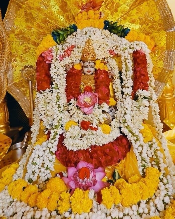 baglamukhipuja's tweet photo. संकट में जब कोई साथ न दे,
माँ बगलामुखी का स्मरण कीजिए —
विजय आपके चरण चूमेगी।
ॐ ह्लीं स्वाहा। https://t.co/Mn9GzCLMog
