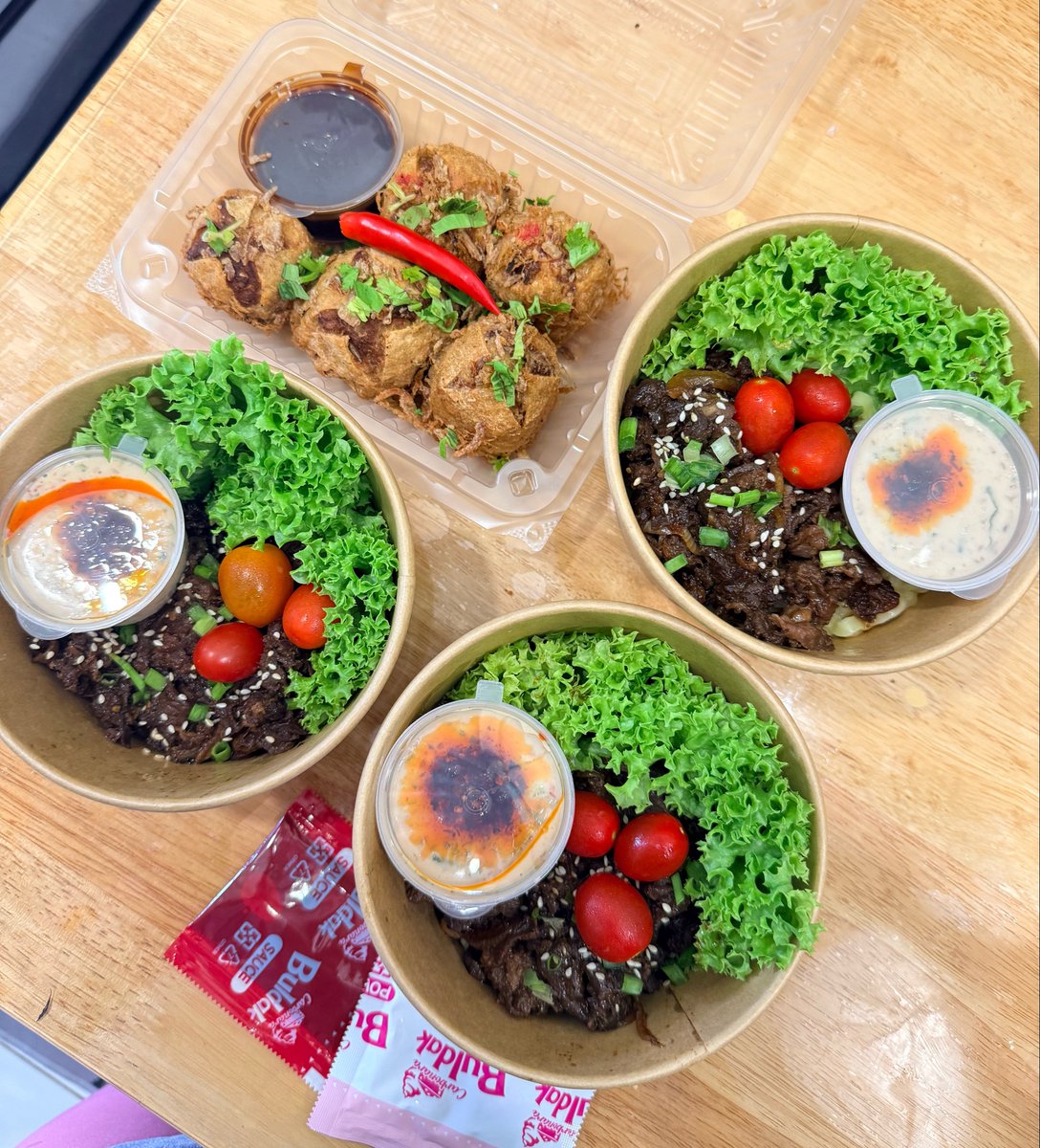 nur_auroraaa's tweet photo. Open order untuk Khamis 20/8. Self pickup Klang or lalamove only. 

▪️Nasi ayam buttermilk rm13/pax
▪️Beef bowl rm20/pax (200+g)
▪️Ramen hitam rm20/pax (100+g)
▪️Ramen carbonara rm21/pax (100+g)
▪️Ramen cheese rm21/pax (100+g)
▪️Togedil ayam/daging/mix 5pcs rm10 | 16pcs rm30

Minta tolong rt ya 🫶🏼 thank you pada yang support Yoya 😘