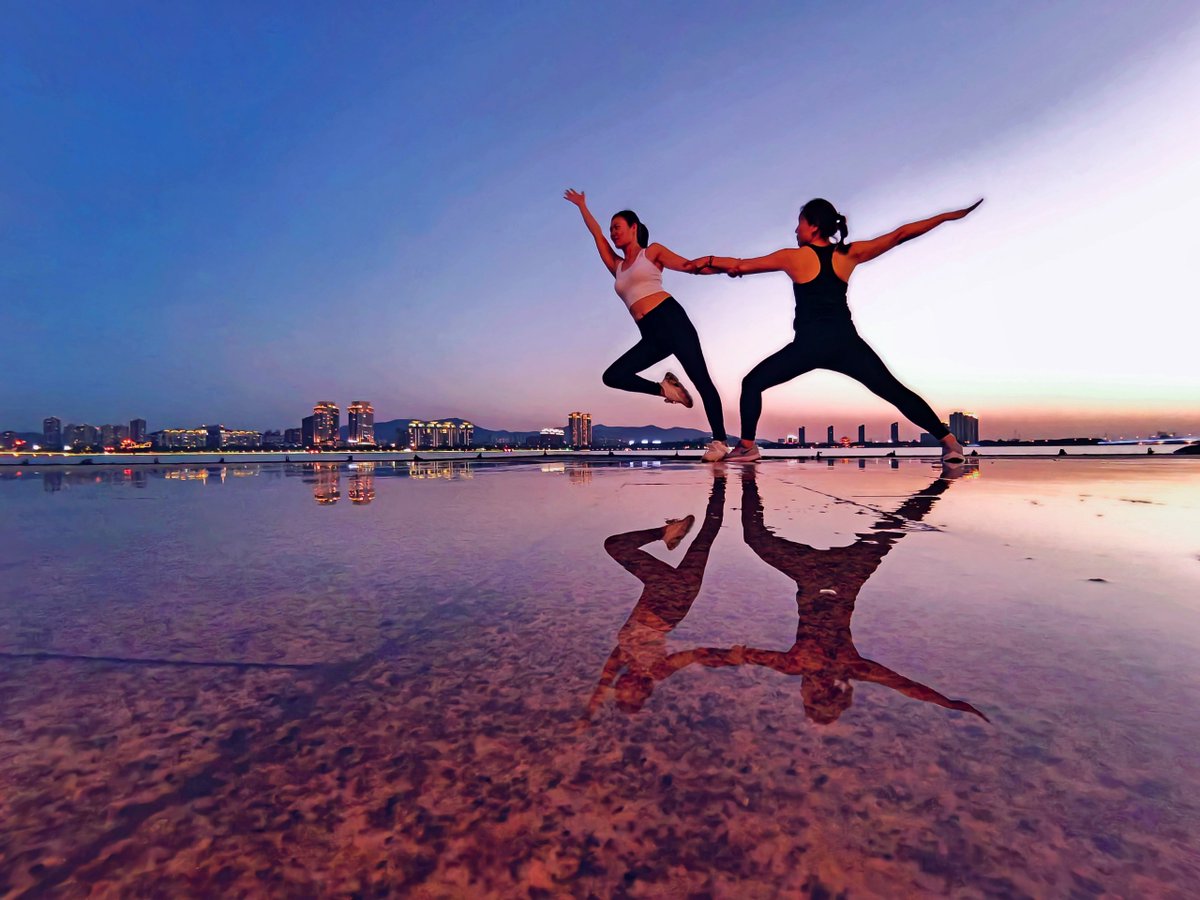 oom123961476's tweet photo. Just tried that new rooftop sunset yoga  and wow—nothing beats flowing with the city lights waking up! 10/10 for vibes and breathwork. https://t.co/pim8Usdj04