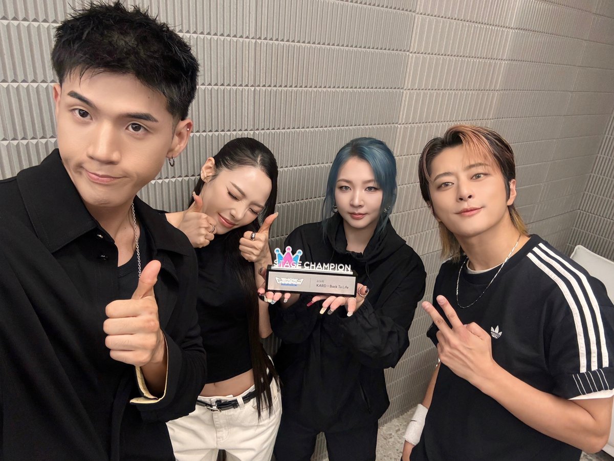 idolchamp1's tweet photo. #쇼챔피언 606회
👑STAGE CHAMPION TOP1👑

[ #KARD #카드 ] 에게
트로피가 잘 전달되었어요💨

💙1위를 축하합니다💙

@KARD_Official @showchampion1 https://t.co/vyqG7MJs46