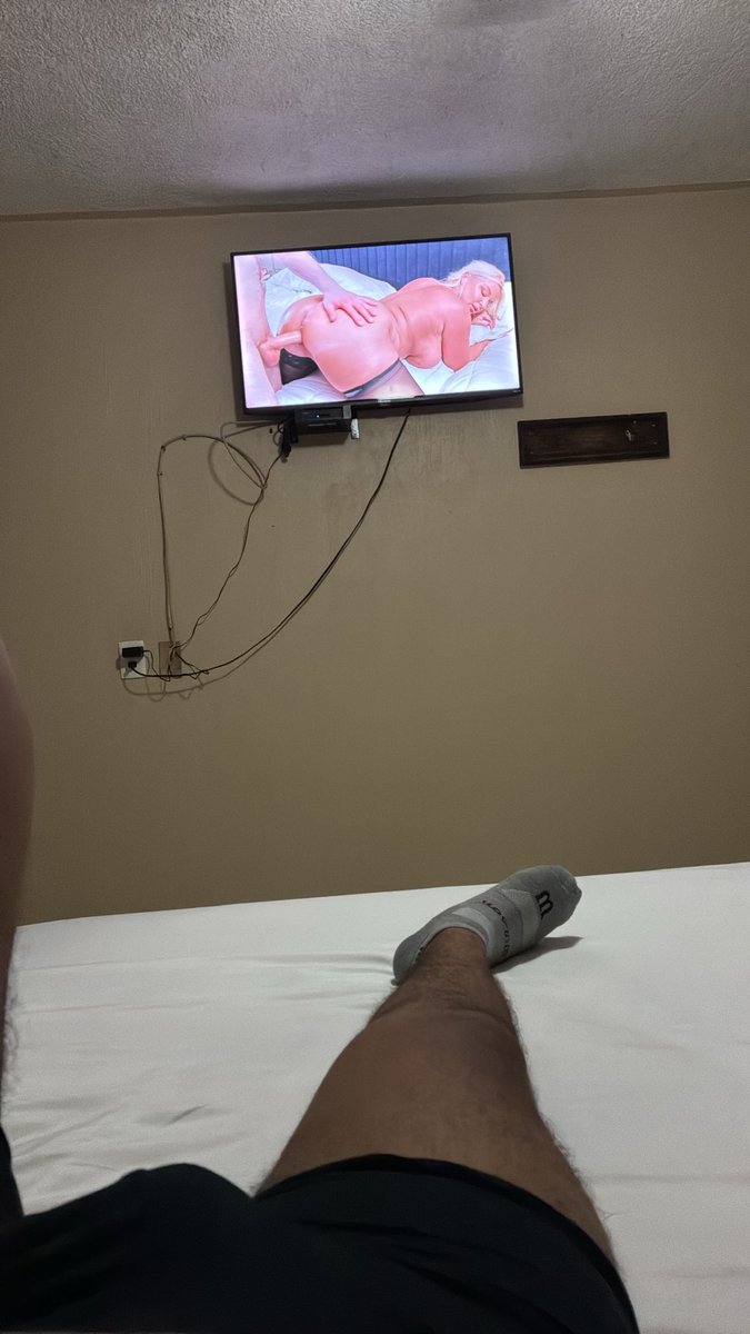 Triotepic2's tweet photo. Alguien se nos quiere unir? Estamos en un motel https://t.co/IGS6UJNBYg