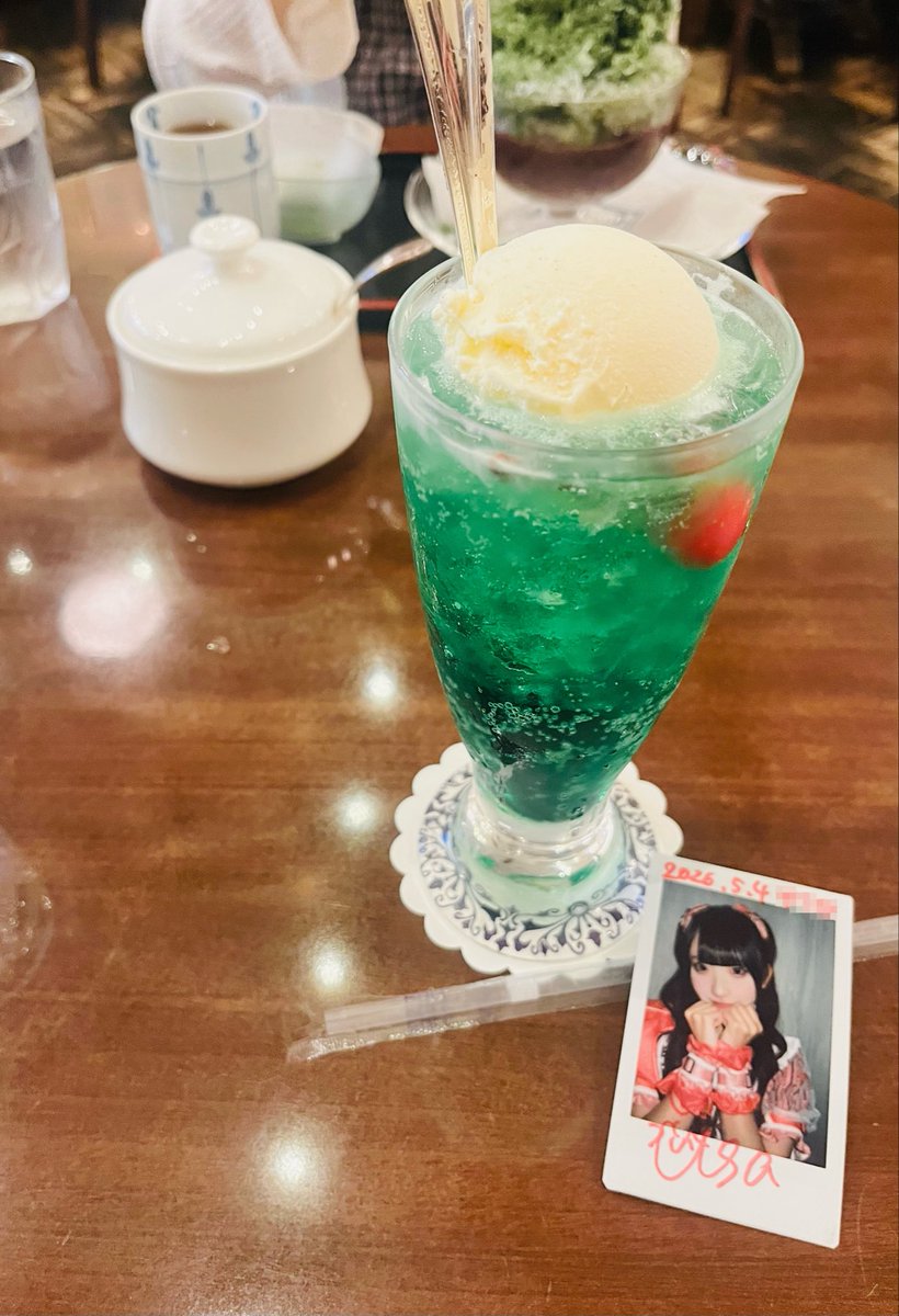 szr2_'s tweet photo. #うさぎ出没中
 うさぎさん、クリームソーダだよ https://t.co/hew0jNE3ou