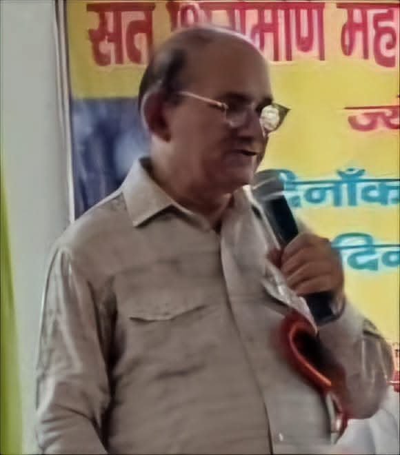 arunesamisra1's tweet photo. मानव !
हंसता है रोता है
जगता है सोता है
फूलों के चक्कर में
कांटे तक बोता है
पत्नी का भक्त मिला
प्रेयसि अनुरक्त मिला
वेश्या अनुगामी भी
किंतु रामनामी भी
अनथक नमाजी भी
अंदर से पाजी भी
जगह जगह पूजित है
जगह जगह निंदा है
आज तक जिंदा है ।
- अरुणेश मिश्र https://t.co/mnx4nTQ1Ch