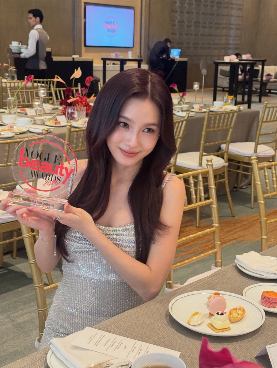 belovedsruk's tweet photo. ✨ ceo love awards ✨

🏆 new generation award: ceo of twtwd
🏆 best star green lips color: twtwd secondary glow up lasting lip 
🏆 best bright &amp; shine corrector: twtwd lumibright filter tone up corrector 

congrats, love❣️ https://t.co/CMxVtim7Rt