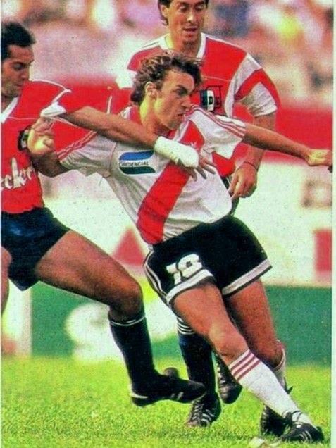 JoacoKzn's tweet photo. Futbolistas de River Plate ⚪️🔴⚪️ que no han sido Top pero que te encantaba verlos jugar siempre en el equipo.

Empiezo yo: Juan José Borrelli 
(JJ para mí)
Enganche, zurdo, habilidoso y no por eso menos luchador. Era veloz. A veces metía goles. Asistidor. Tuvo dos etapas en el club 88/91 y 96/97. 18 goles, 4 títulos. Jugó en River de DAP. que ganó el Apertura 91 con Ramón, el Mencho y Berti.
El primer futbolista de River que fue mi ídolo de chiquito. Pude saludarlo una vez en la puerta interna de salida de los vestuarios.
Para mi era un crack.
