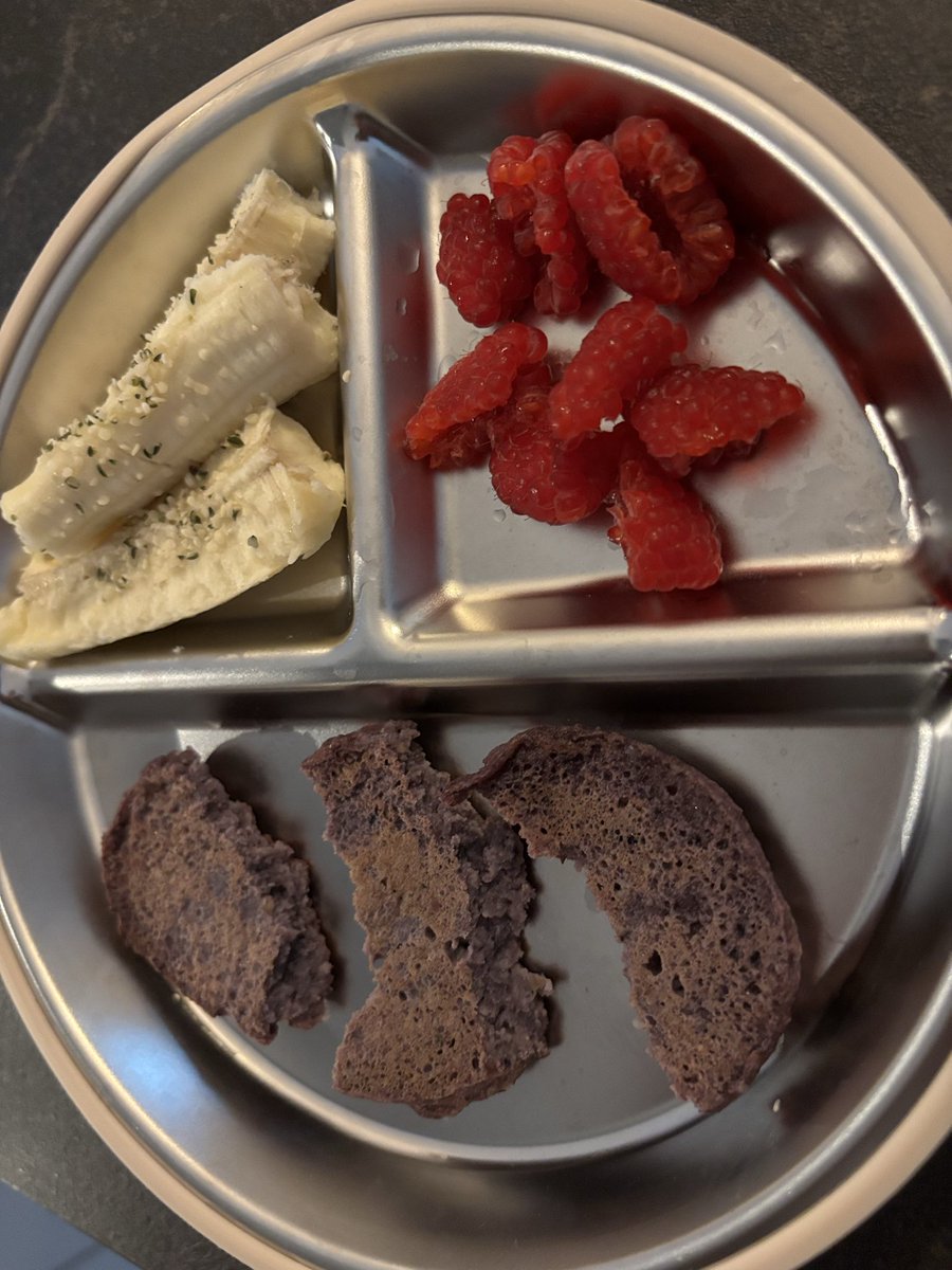 TheBeanMommy's tweet photo. Good morning.
How was your night?

Baby Bean is enjoying his breakfast!
Some fruits and a blueberry pancake. I’ve added some hemp seeds for an extra Omega-3 boost 💪🏼
#babyledweaning https://t.co/8jADYi2pHq
