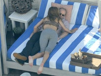 Meme_Canteen's tweet photo. I never imagined i would be jealous of bald guy... https://t.co/ibPBFtSZTz