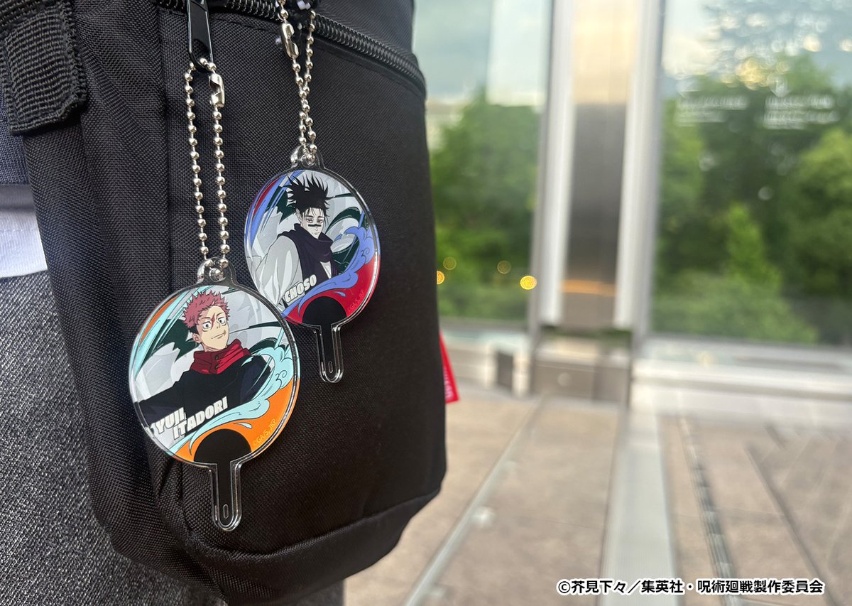 animejujutsu's tweet photo. ／
#じゅじゅフェス 2026グッズ紹介
＼

本日のグッズ紹介は『クリアうちわ』、
『トレーディングミニうちわチャーム』、
『トレーディングシリコンバンド』!!

うちわは暑い季節のイベントを
一緒に盛り上げるのにピッタリな
必須アイテムです!!

▼詳細はこちら
https://t.co/mWfLE54qCJ

#呪術廻戦 https://t.co/Revo2gdpAo