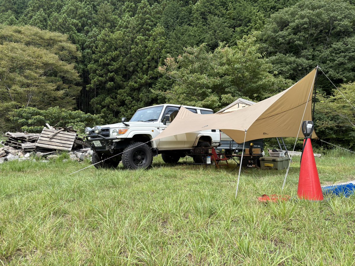 ichi_lc76's tweet photo. 設営完了
まだまだ暑いがな
#WOODsLANDMio #offroadlandMio
#ランクル #ランクル70 #GRJ76 #ランドクルーザーのある生活 #blasttrail #t33 #blasttrailt33 #ルーフトップテント https://t.co/1ZMfHiB52K