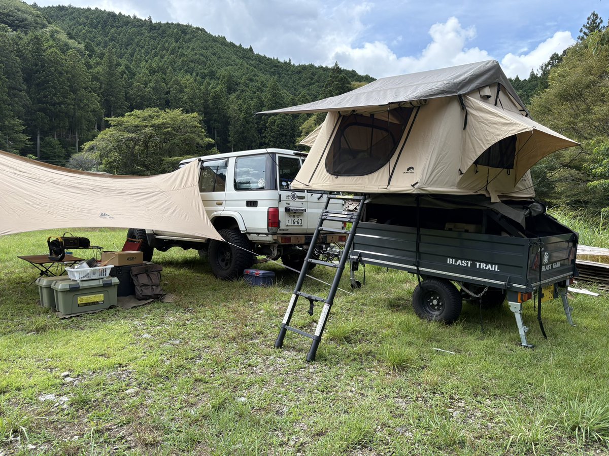 ichi_lc76's tweet photo. 設営完了
まだまだ暑いがな
#WOODsLANDMio #offroadlandMio
#ランクル #ランクル70 #GRJ76 #ランドクルーザーのある生活 #blasttrail #t33 #blasttrailt33 #ルーフトップテント https://t.co/1ZMfHiB52K