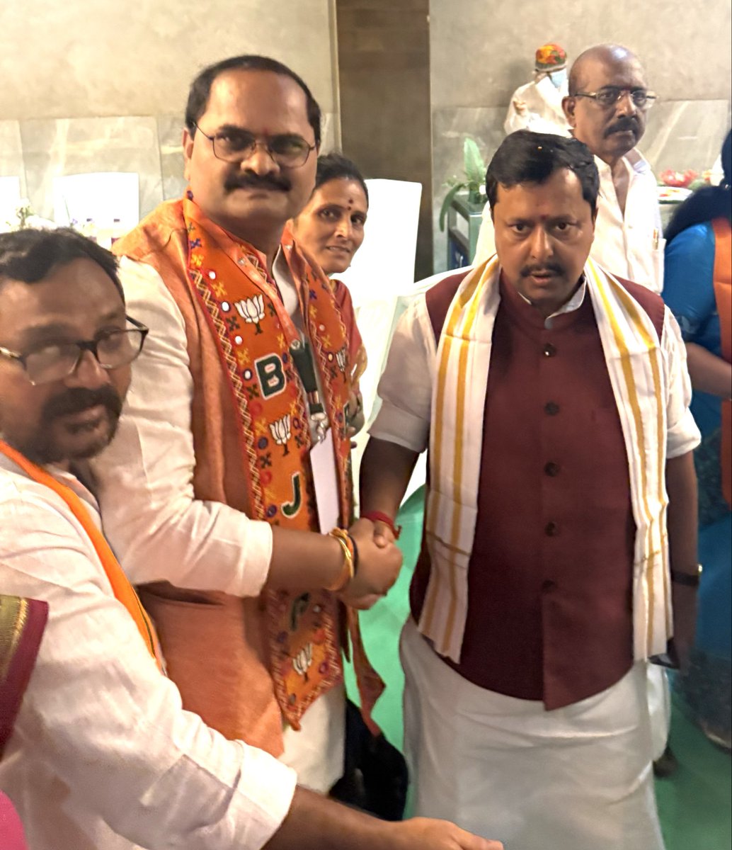 knr3344's tweet photo. విశాఖపట్నం వైజాగ్ కన్వెన్షన్ లో జరగనున్న రాష్ట్ర కార్యవర్గం విసృత స్థాయి సమావేశానికి ముఖ్య అతిధిగా విచ్చేసిన బిజేపి జాతీయ అధ్యక్షులు శ్రీ నితిన్ నబీన్ గారిని మర్యాద పూర్వకంగా కలిసాను
#NitinNabin #APBJP https://t.co/lSljcbvLA5
