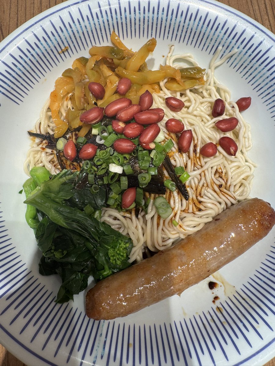 Jerry_shiny's tweet photo. Do you like hamburgers 🍔 or noodles 🍜 https://t.co/j1NCLJ9N4u