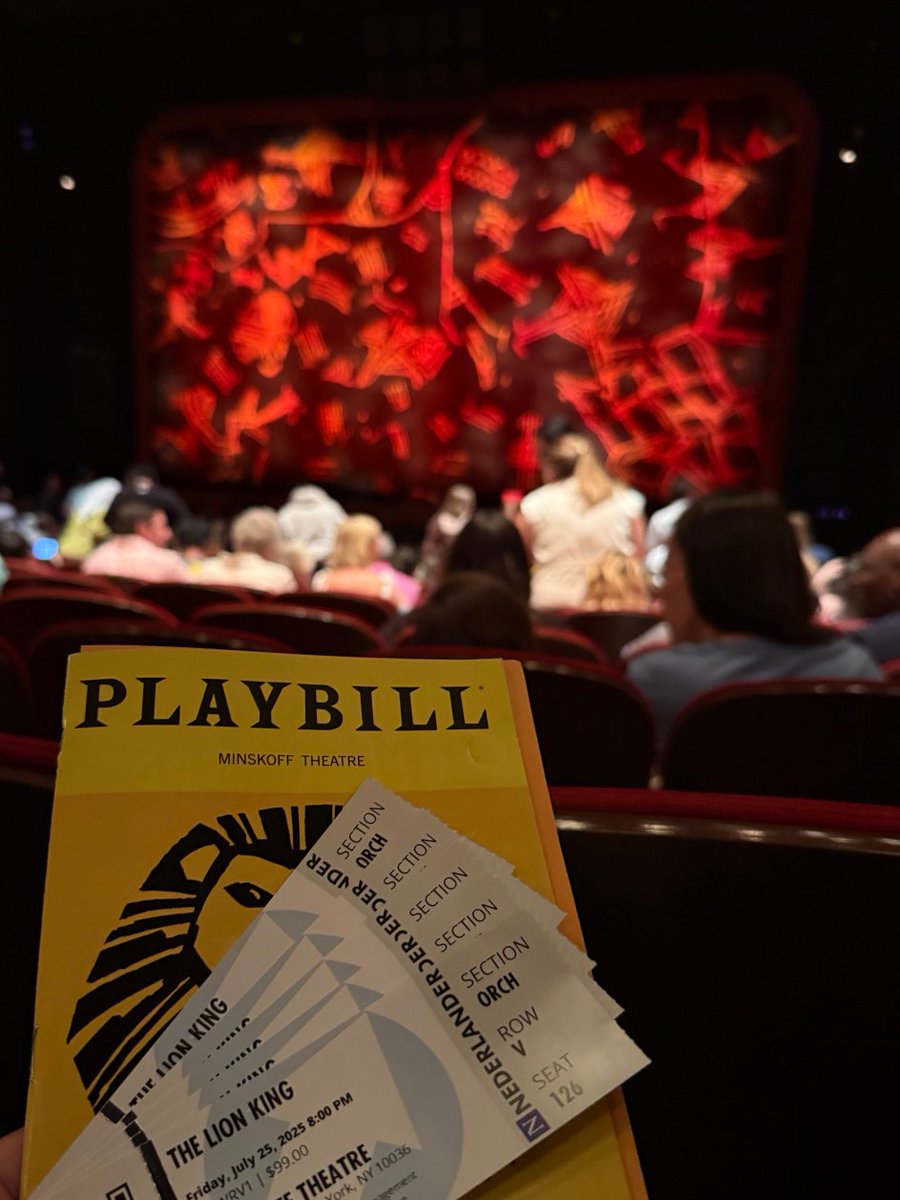 Aur_7ora's tweet photo. Today, I had dinner with my colleagues, then brought a few of them along to see a show. This time, I wasn’t watching alone https://t.co/ldXenFpT8b