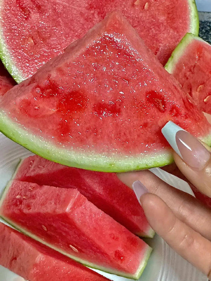 Seriousman10's tweet photo. Just discovered the perfect midday snack: cold watermelon slices with a sprinkle of sea salt—salty-sweet magic hits different on a hot day! https://t.co/Bv2PMtHiK7
